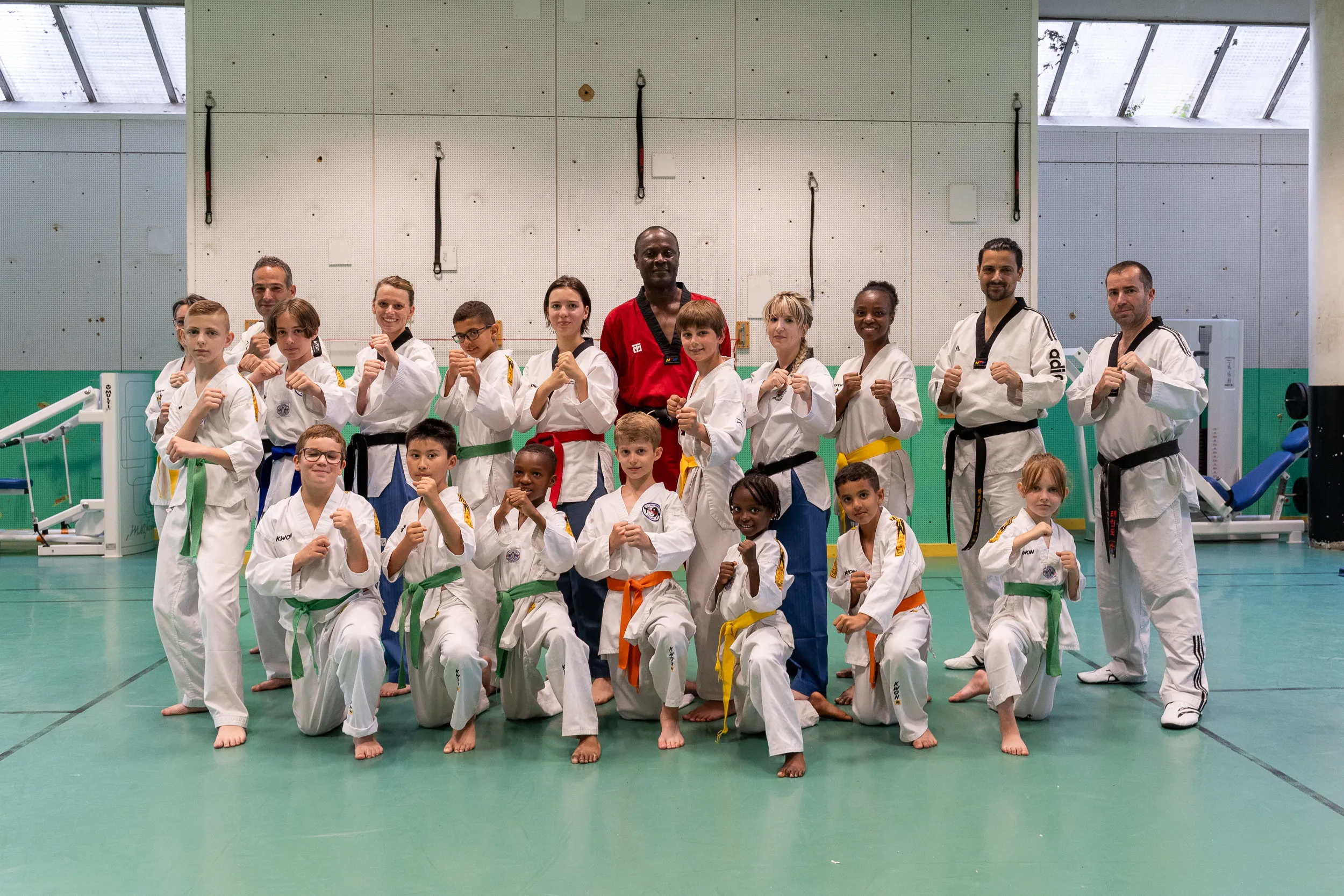 Le groupe du Taekwondo Meylan réuni au gymnase, enfants, adolescents et adultes